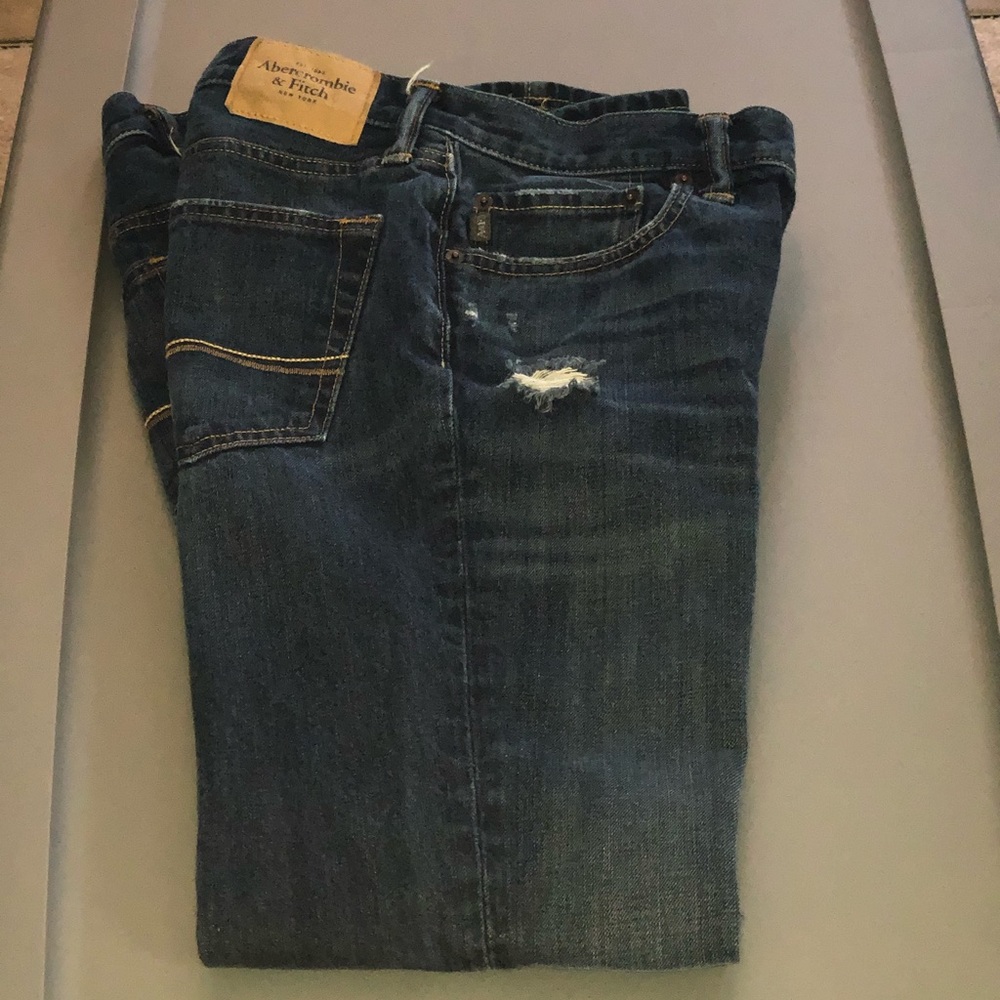 Abercrombie & Fitch dark jeans destroyed style